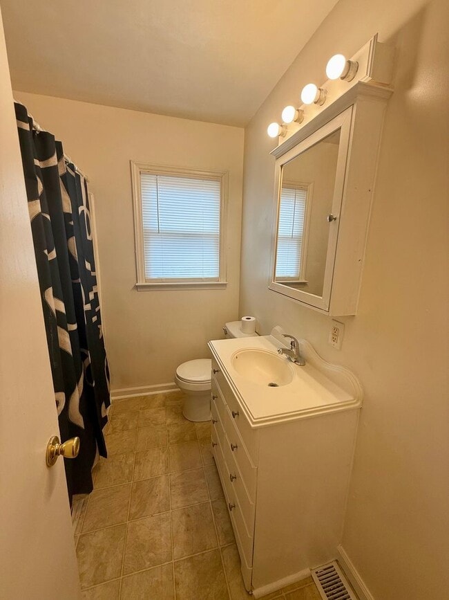 Building Photo - Two bedroom, 1 bath house in Burlington