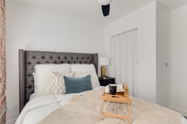 Building Photo - 2512 E Thomas Rd