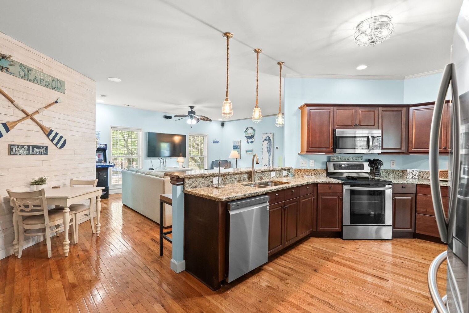 Building Photo - 306 Pine St S