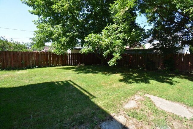 Building Photo - 4 Bedroom Home For Rent in Euclid Ohio