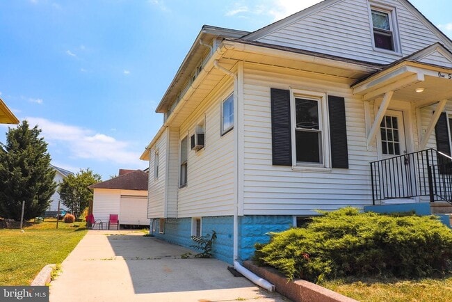 Building Photo - 116 E Clinton Ave