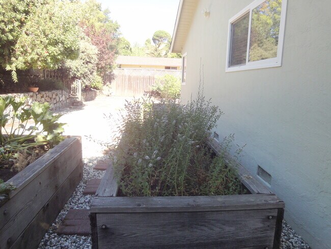 Building Photo - 3 Le Claire Ct