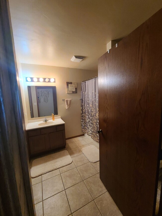 Building Photo - 1 Bed 1 Bath, 975 Sq Ft, 2nd Floor
