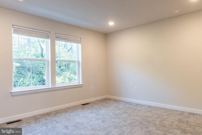 Building Photo - 113 Four Leaf Dr