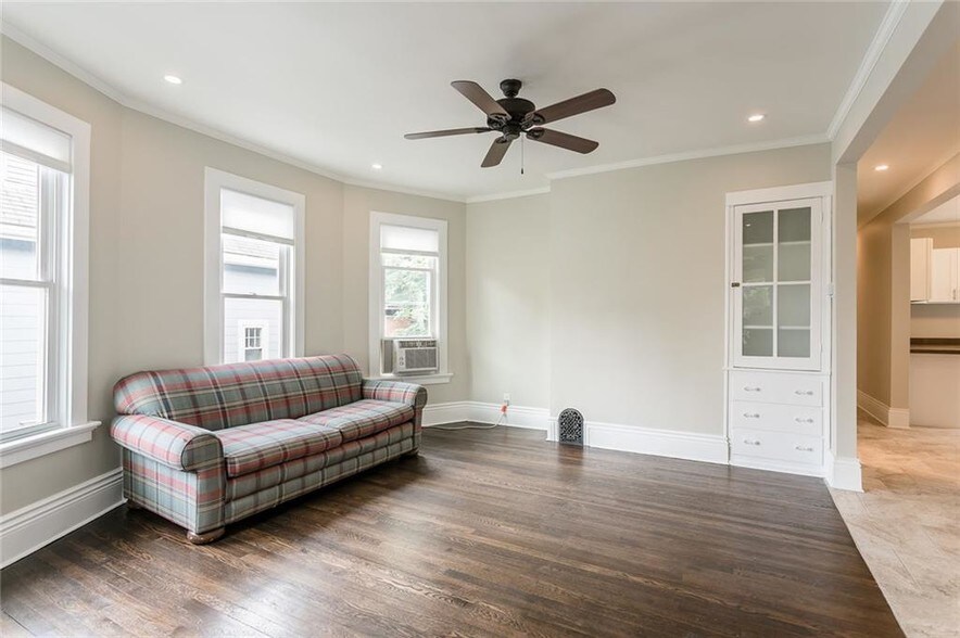 living room - 513 Oxford St