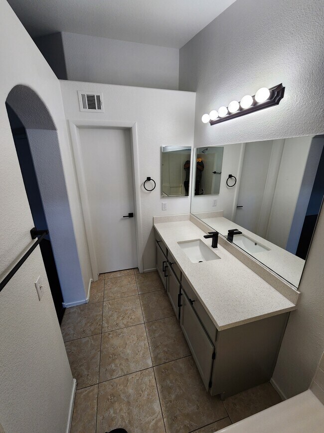 Master Bathroom - 929 Dusty Creek St