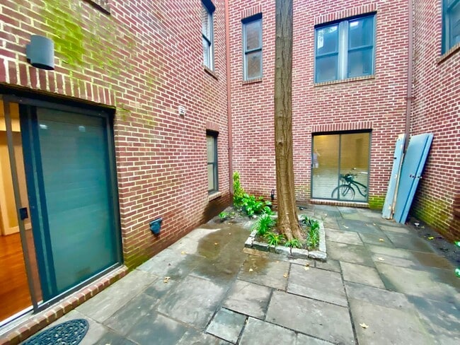 Building Photo - Dupont Circle 1 Bedroom Charmer with Patio, Fireplace, Central Air, Washer/Dryer!