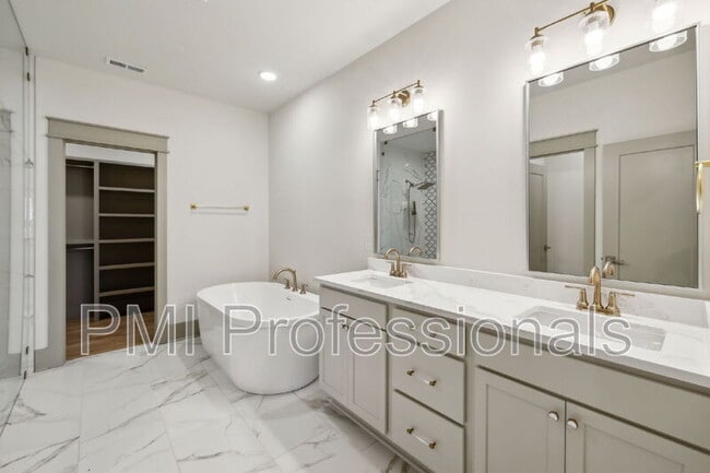 Building Photo - 3419 John Richards Dr