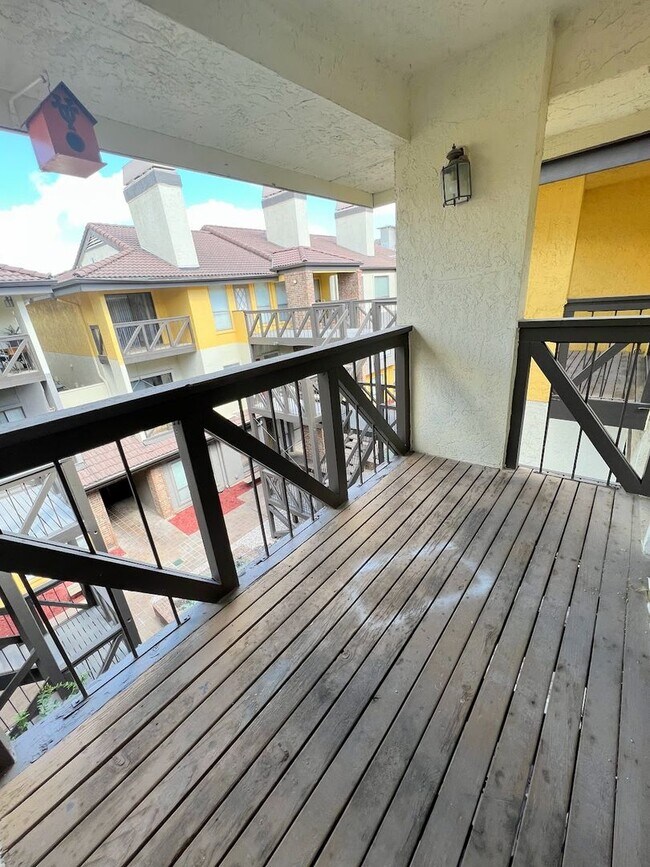 Building Photo - Croix 325 -  2 Bed 1 bath - $1450