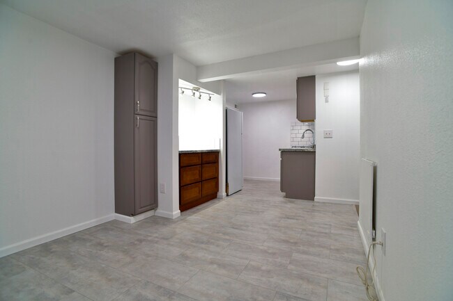 Building Photo - 809 S Summit Ave