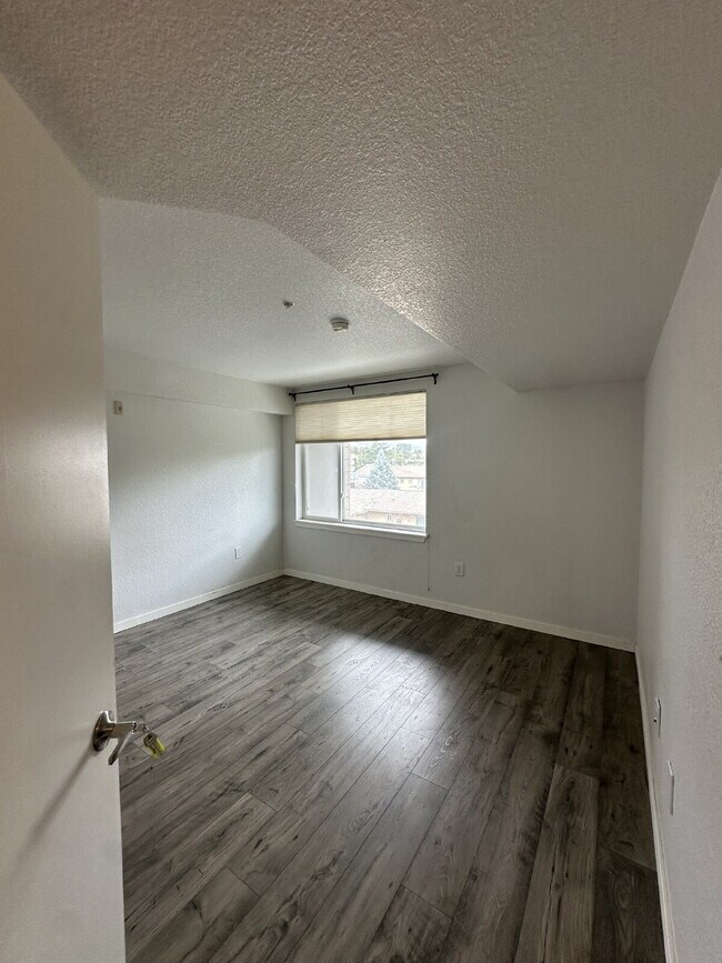 Building Photo - Now Available! Private room in 3 bed / 2 bath condo
