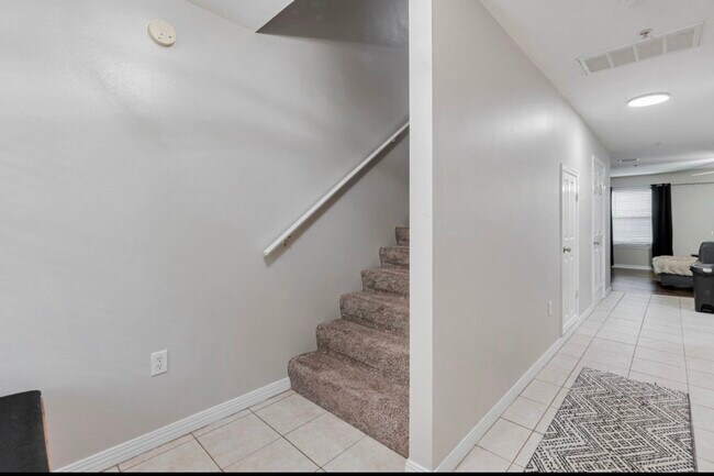 Building Photo - 17 Shell Ave SE