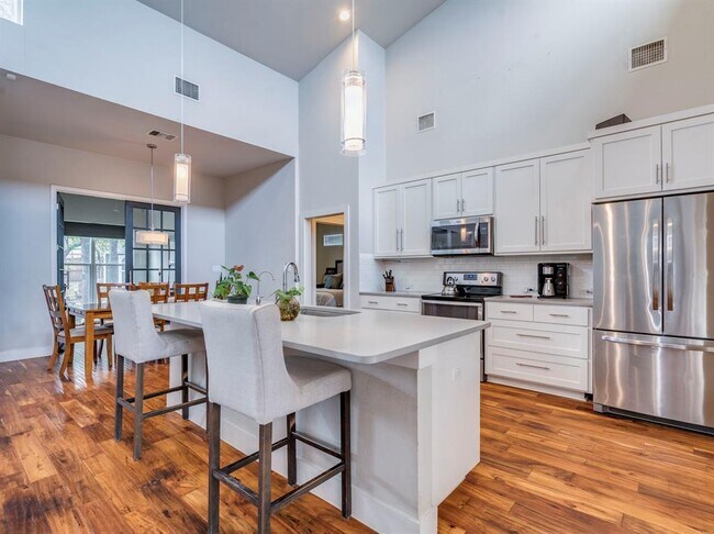 Building Photo - 17215 Oak Cliff Cir