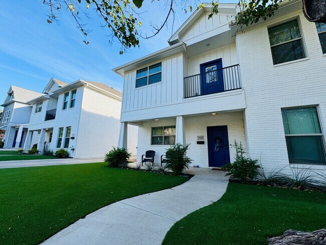 Building Photo - * MOVE IN SUMMER 7/21/2027 * 5 Bed 3 Bath, One Block from TCU Neeley Building