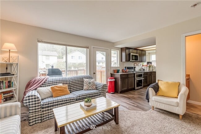 Building Photo - 6 Bedroom 3.5 Bathroom home with large yard and garage in Bellingham