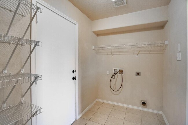 Building Photo - 1206 Hensley Dr