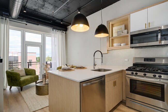 Building Photo - 2725 N Thatcher Ave