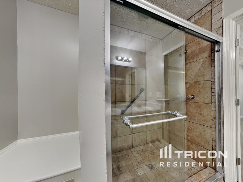 Building Photo - 714 Manor Ridge Dr