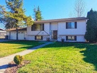 Building Photo - Spacious 4 Bedroom Home with Fenced Backyard & Garage
