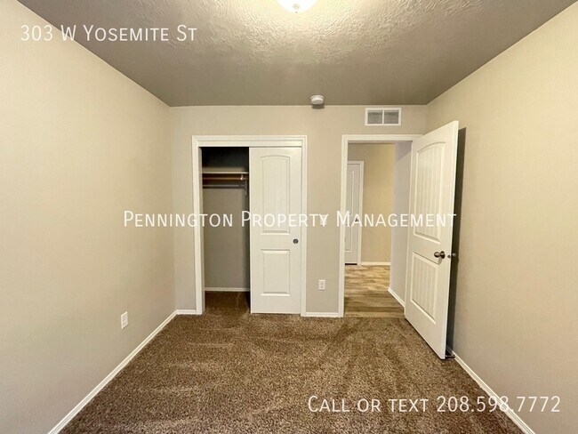 Building Photo - 303 W Yosemite St