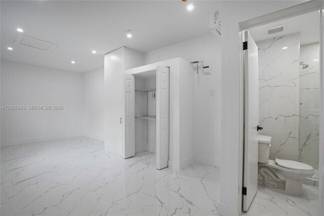 Building Photo - 630 W 72nd Pl