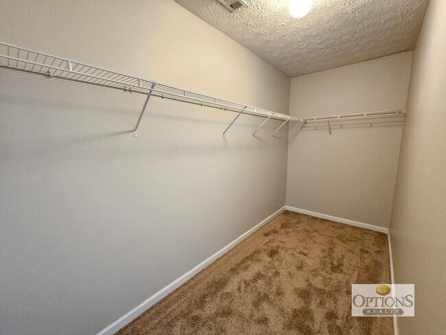 Building Photo - 3BR Townhouse