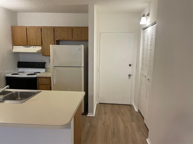 Building Photo - 2401 Riverside Dr