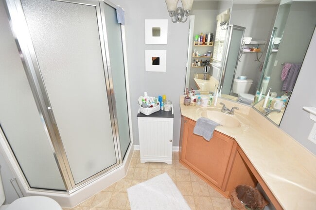 Building Photo - Lakefront Condo in Greenbrier