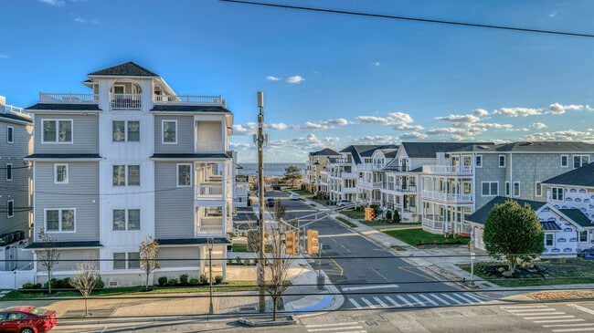 Building Photo - 25 S Surrey Ave