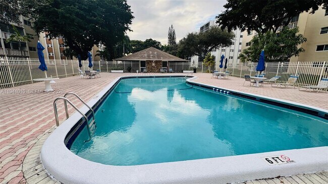 Building Photo - 900 NE 12th Ave