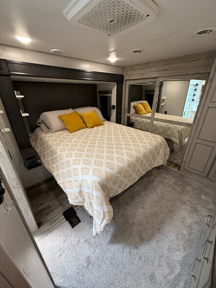 Building Photo - 6920 Riverland Dr