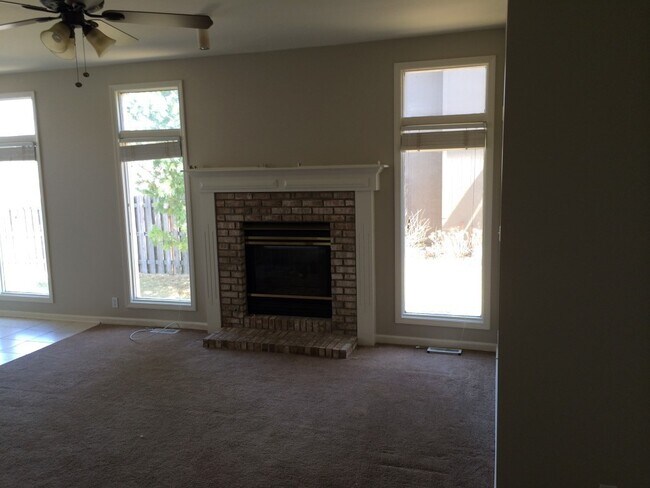 Building Photo - Large Home in Bellevue for Rent!