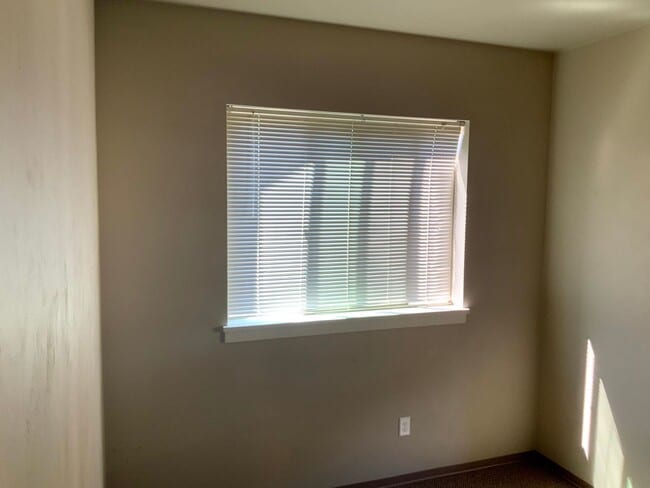 Building Photo - 2 Bedroom, 2 Bath Close to U of O campus on 14th & Patterson