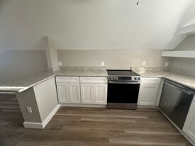 Building Photo - 17 Central St