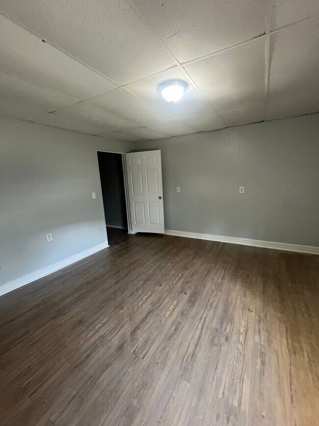 Building Photo - Newly renovated 2/1 in Portland!