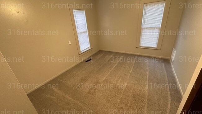 Building Photo - $895 - 3 bed 1 bath - Single Family Home