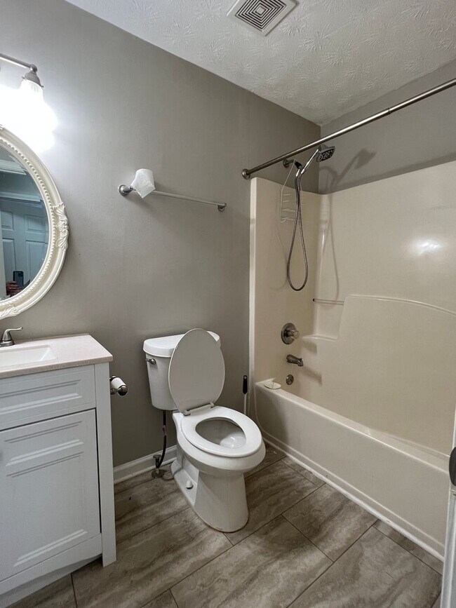 Building Photo - Charming 3 Bedroom 2 Bath home on large lot