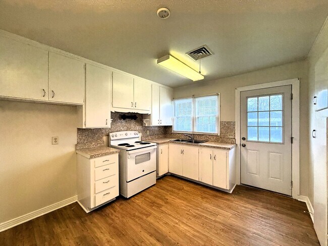 Building Photo - Welcome Home! 15% Discount for two months!!