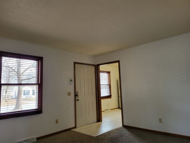 Building Photo - Modern 2 Bed / 1 Bath Home with Detached G...