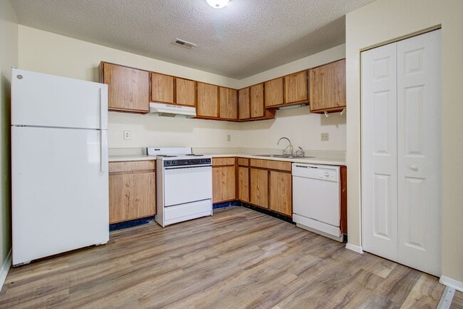 Building Photo - Lamplighter Apartments