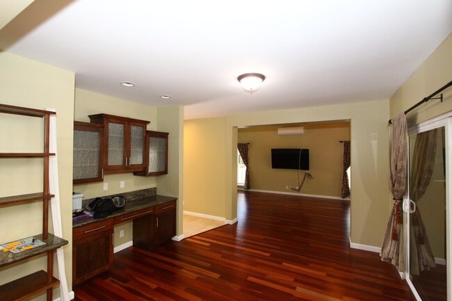 Building Photo - Large 4 bedroom, 3 bath, 4+ parking, gated single family house in Kalihi