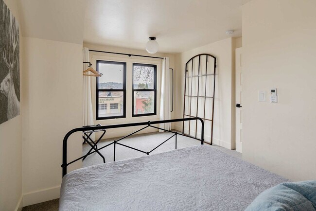 Building Photo - 3324 SE 24th Ave