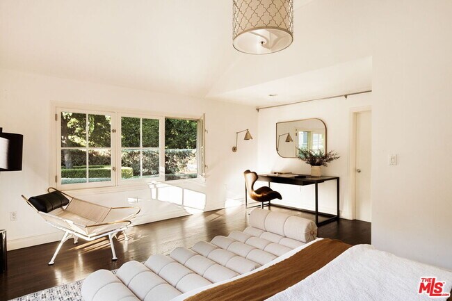 Building Photo - 1438 N Orange Grove Ave