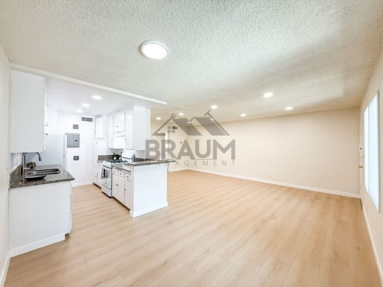 Building Photo - 6041 Whitsett Ave