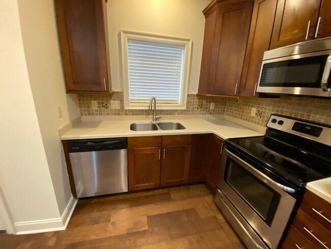 Building Photo - 1016 Villa Dr