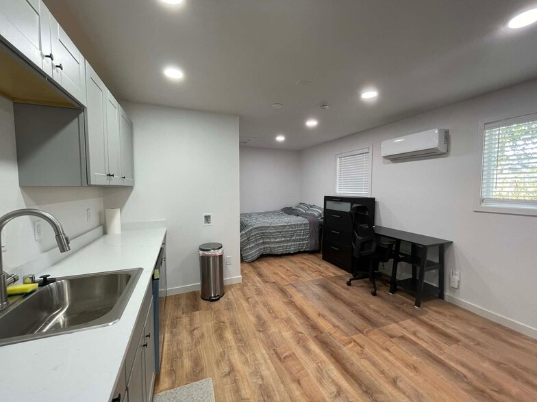 Building Photo - 704 NE 53rd St