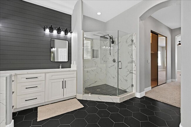 Building Photo - Fully remodeled 5 bed plus Loft / 4.5 bath...