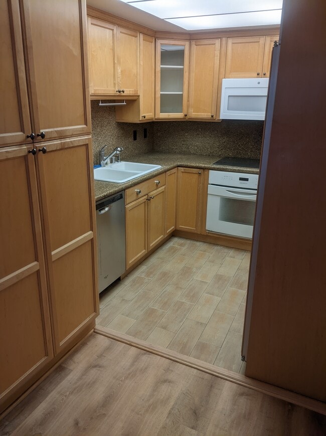 Kitchen - 415 Montana Ave