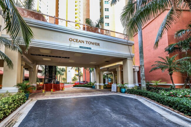 Building Photo - 2640 Lake Shore Dr