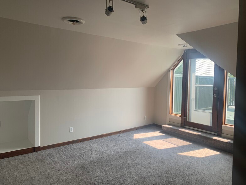 Living Room - 219 E End Ave